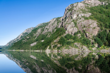 Gebirge am Fjord