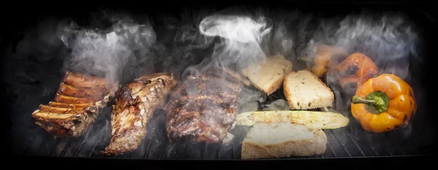 Crédence de cuisine en verre imprimé Viande Barbecue avec viande et légumes