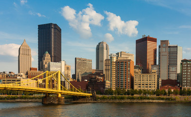 Fototapeta na wymiar Pittsburgh panoramę miasta nad rzeką