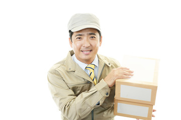 荷物を運ぶ笑顔の男性