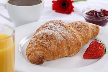 Frühstück mit Croissant, Kaffee und Marmelade