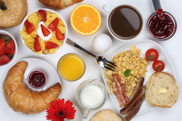 Frühstück mit Müsli, Kaffee, Rührei, Früchten und Brötchen