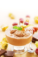 Schokoladennachtisch mit Obst