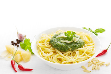 Spaghetti mit Pesto