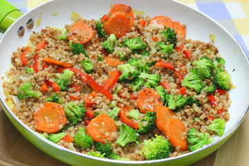 Buckwheat with carrots, onions, broccoli and paprika