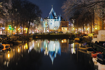 Fototapeta na wymiar Wieczorny widok na budynku Wagi Miejskiej w Amsterdamie