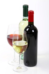 Bottiglie di vino con calici
