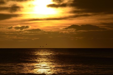 Atardecer dorado en el mar Mediterráneo