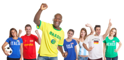 Torjubel eines brasilianischen Fussballfans mit anderen Fans