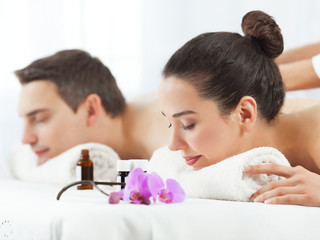 Obraz na płótnie Canvas Young couple having aromatherapy massage in a spa.