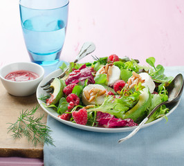 Salad with goat cheese and raspberry