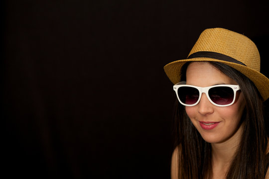 Model mit Strohhut und Sonnenbrille