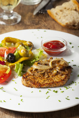 Gegrilltes Schweinesteak mit Zwiebeln