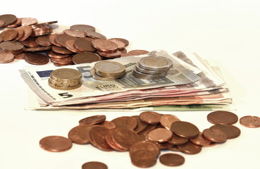 Bargeld, Geldbündel und münzhaufen am tisch