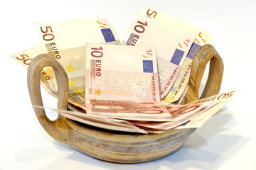 Bargeld als geschenk in griechischer kylix schale