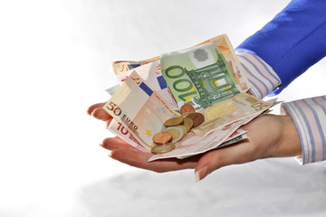 zwei hände voll geld, bargeld mit zwei händen gehalten