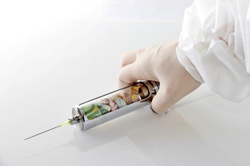 griff zu geldspritze, hand nimmt die geldspritze auf
