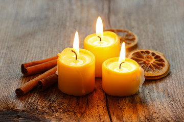 Beautiful candles and juicy oranges on jute table cloth © agneskantaruk