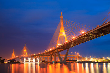 Obraz premium Bhumibol Mega Bridge (Industrial Ring Mega Bridge) at night, Ban