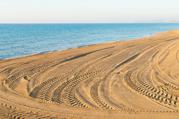 Tyre tracks on a beach © Olaf Speier