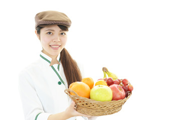 フルーツを持つ笑顔のウェイトレス