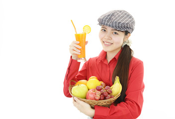 果物とジュースを持つウェイトレス