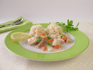 Hühnerfrikassee mit Möhren, Erbsen und Spargel