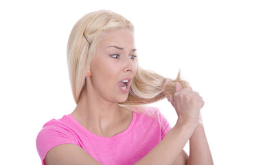 Frau isoliert mit kaputten blondierten Haaren