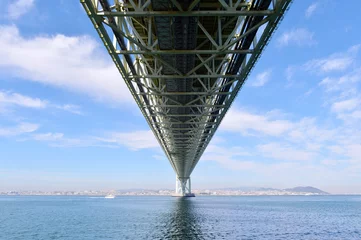 Fototapete Brücken Unteransicht der Akashi Kaikyo-Brücke -2