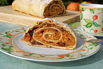 selbstgebackener Apfelstrudel