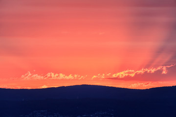 Sonnenuntergang hinter einem Berg