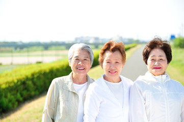 日本人高齢者女性３人のポートレート