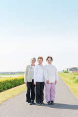３人並んで立っている高齢の日本人女性