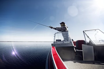 Foto op Plexiglas Vissen Mannen vissen bij de boot
