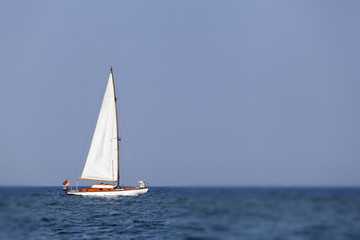 Fototapeta na wymiar Segelboot auf der Ostsee bei Kiel, Deutschland