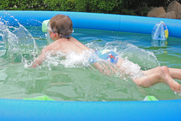 sprung in den gartenpool