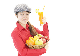 ジュースを運ぶ笑顔のウェイトレス