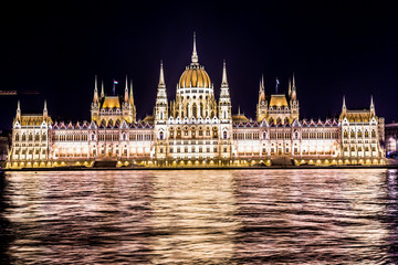 Fototapeta premium Budapest Parliament building in Hungary at twilight.
