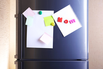 Empty paper sheets on fridge door © Africa Studio