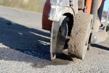 Asphaltschneider auf Baustelle