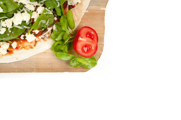 Spinatpizza auf Holzbrett