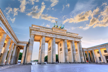 Obraz premium zachód słońca przy Bramie Brandenburskiej w Berlinie, Niemcy
