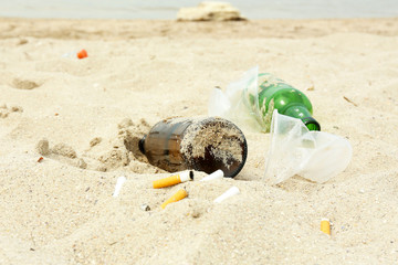Obraz premium Garbage on the beach