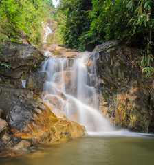 Obraz premium Evergreen forest waterfall in Chanthaburi, Thailand