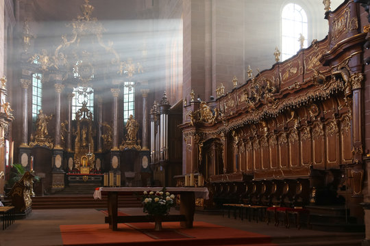 Wormser Dom: Chorgestühl und Altar