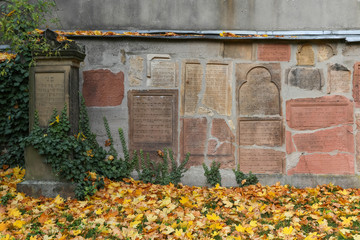Wand mit Grabsteinen, Jüdischer Friedhof