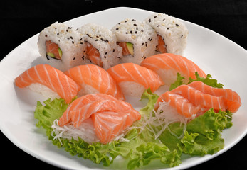 Sushi roll de atún y salmón,Comida japonesa.