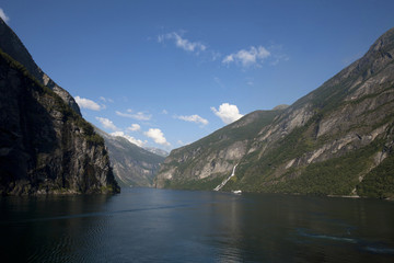 Fototapeta na wymiar Blue waterways of tghe Geirangerfjord in northern Norway