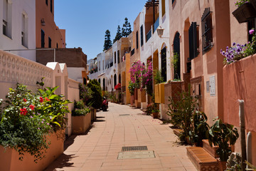 ulica Hiszpania pocztówka Marbella kwiaty biały kolorowy