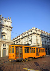 Naklejka na ściany i meble Stary tramwaj pomarańczowy teatru La Scala w Mediolanie, Włochy